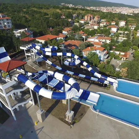 Üdülőközpont Nevis & Aqua Park Napospart