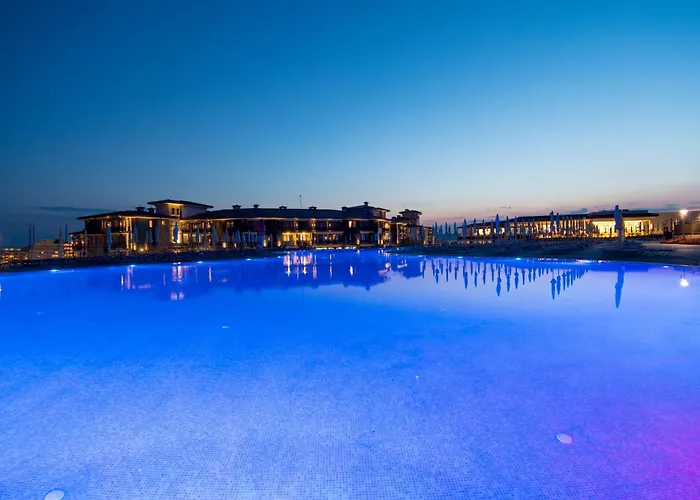 Nevis & Aqua Park Курортный комплекс 4*